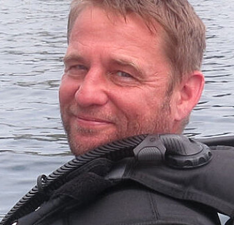 Forskerne har dykket for å kartlegge livet på havbunnen. Her er Jason Hall-Spencer på vei ut med båt. (Foto: Privat) Forskerne har dykket for å kartlegge livet på havbunnen. Her er Jason Hall-Spencer på vei ut med båt. (Foto: Privat)