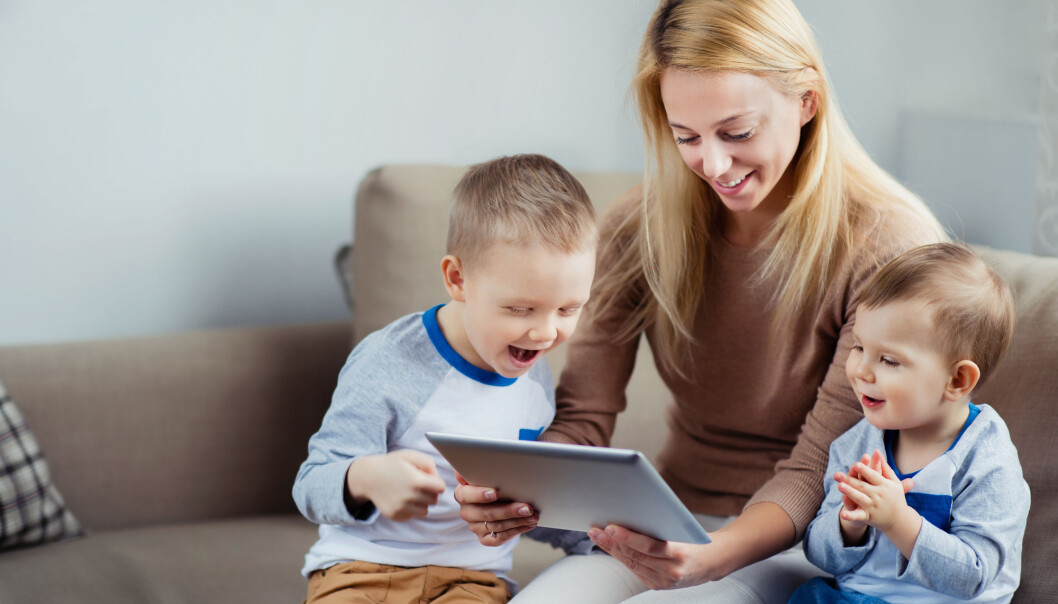 Ny studie fra NTNU tyder på at spill på nettbrett kan være gunstig for samspillet mellom foreldre og små barn, dersom de spiller det sammen. (Foto: Shutterstock) Ny studie fra NTNU tyder på at spill på nettbrett kan være gunstig for samspillet mellom foreldre og små barn, dersom de spiller det sammen. (Foto: Shutterstock)