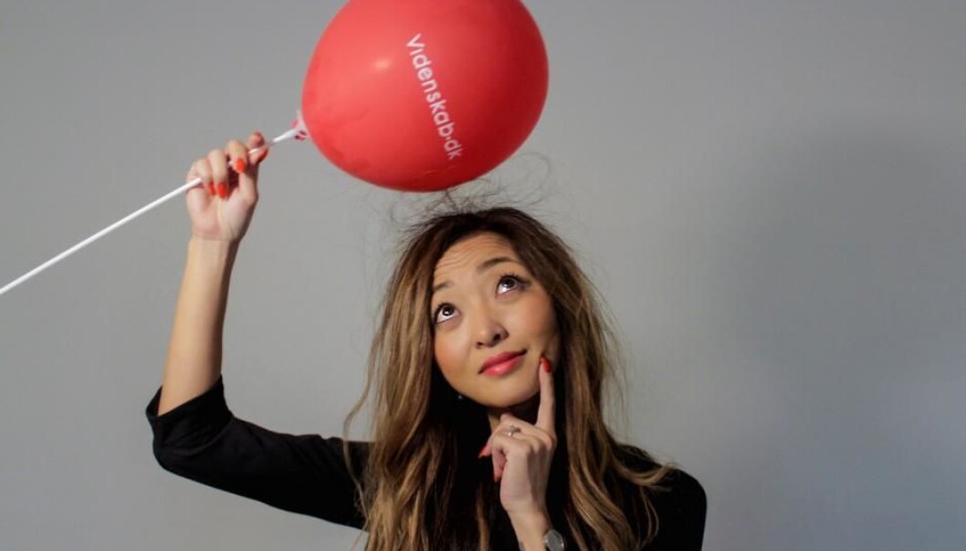 Når du har lest denne artikkelen, kan du imponere alle med kunnskapen om hva det egentlig er som gjør at ballonger kan sitte fast på vegger og få hår til å fly. (Foto: Kristian Højgaard Nielsen) Når du har lest denne artikkelen, kan du imponere alle med kunnskapen om hva det egentlig er som gjør at ballonger kan sitte fast på vegger og få hår til å fly. (Foto: Kristian Højgaard Nielsen)