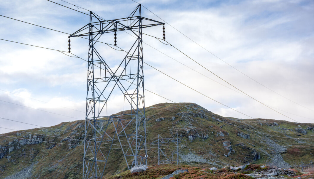 Sensorer plassert på stolper i de kritiske delene av strømnettet sender signal når noe er feil slik at nettet kan hele seg selv. (Foto: Shutterstock / NTB Scanpix) Sensorer plassert på stolper i de kritiske delene av strømnettet sender signal når noe er feil slik at nettet kan hele seg selv. (Foto: Shutterstock / NTB Scanpix)