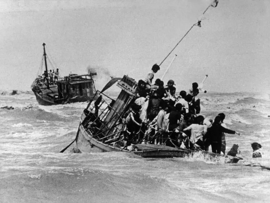Vietnamesiske båtflyktninger i Sør-Kinahavet i 1979. (Foto: The National Archives of Australia, NAA: A12111, 2/1979/46A/46.)