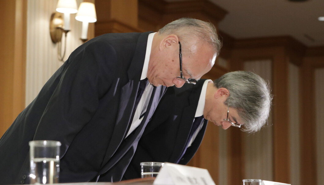 Lederen ved Tokyo Medical University, Tetsuo Yukioka (til venstre), bukker og ber om unnskylding etter at det ble kjent at universitetet har jukset for å hindre kvinner i å bli leger. (Foto: Jiji press / EPA / NTB Scanpix) Lederen ved Tokyo Medical University, Tetsuo Yukioka (til venstre), bukker og ber om unnskylding etter at det ble kjent at universitetet har jukset for å hindre kvinner i å bli leger. (Foto: Jiji press / EPA / NTB Scanpix)