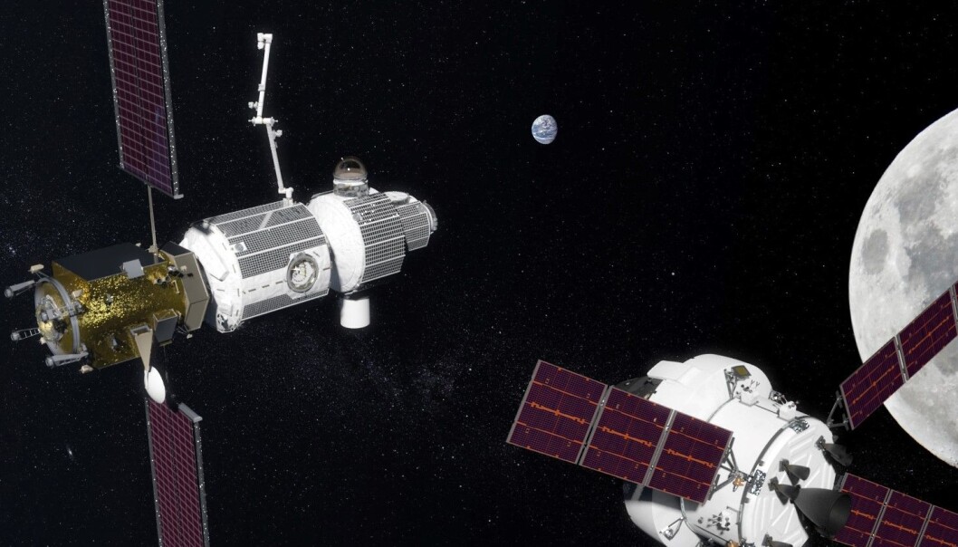 Russland og USA skal etter planen samarbeide om transport til og fra en romstasjon i bane rundt Månen. Nederst til høyre sees en amerikansk Orion-kapsel i ferd med å koble seg til romstasjonen Deep Space Gateway. Russiske romskip kan så frakte astronauter fra romstasjonen ned til Månens overflate og tilbake. Til høyre skimtes Månen, og i bakgrunnen Jorda. (Illustrasjon: NASA) Russland og USA skal etter planen samarbeide om transport til og fra en romstasjon i bane rundt Månen. Nederst til høyre sees en amerikansk Orion-kapsel i ferd med å koble seg til romstasjonen Deep Space Gateway. Russiske romskip kan så frakte astronauter fra romstasjonen ned til Månens overflate og tilbake. Til høyre skimtes Månen, og i bakgrunnen Jorda. (Illustrasjon: NASA)
