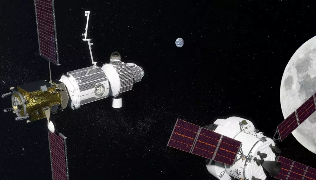 Russland og USA skal etter planen samarbeide om transport til og fra en romstasjon i bane rundt Månen. Nederst til høyre sees en amerikansk Orion-kapsel i ferd med å koble seg til romstasjonen Deep Space Gateway. Russiske romskip kan så frakte astronauter fra romstasjonen ned til Månens overflate og tilbake. Til høyre skimtes Månen, og i bakgrunnen Jorda. (Illustrasjon: NASA)