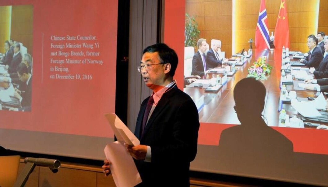 Kinas ambassadør Wang Min besøkte Universitetet i Agder i april i år, samtidig med den norske UH-delegasjonens besøk i Kina. (Foto: Magnus Nødland Skogdal / UIA) Kinas ambassadør Wang Min besøkte Universitetet i Agder i april i år, samtidig med den norske UH-delegasjonens besøk i Kina. (Foto: Magnus Nødland Skogdal / UIA)