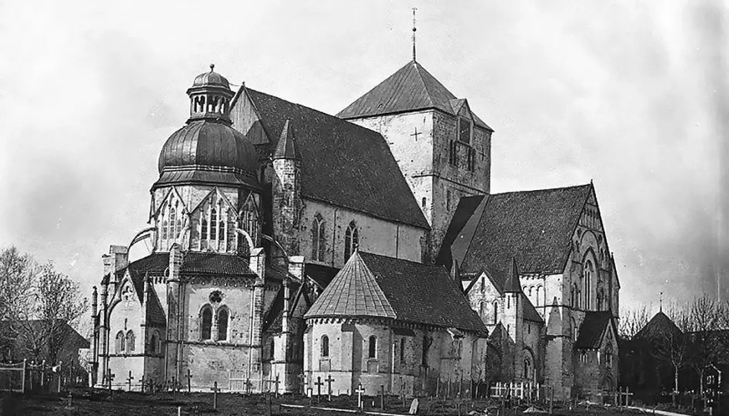 Dette er det eldste kjente fotografi av Nidarosdomen. Bildet er tatt i 1857, før den siste store restaureringen begynte. Oktogonen til venstre har en barokk kuppel som ble bygget etter brannen i 1719. Fotografens navn er ukjent.  (Foto: Utlånt fra NDR)