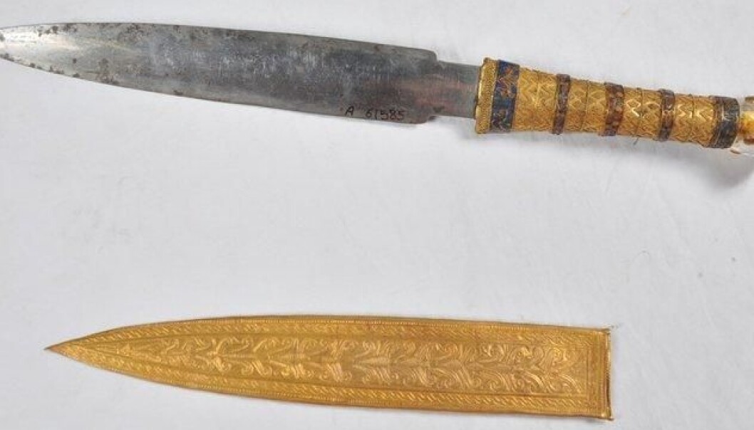 Forskning har vist at bladet fra en dolk funnet i Tutankhamons grav er laget av jern fra rommet. Det samme gjelder alle andre jernfunn fra bronsealderen, indikerer ny studie. (Foto: Det egypiske museet i Kairo) Forskning har vist at bladet fra en dolk funnet i Tutankhamons grav er laget av jern fra rommet. Det samme gjelder alle andre jernfunn fra bronsealderen, indikerer ny studie. (Foto: Det egypiske museet i Kairo)