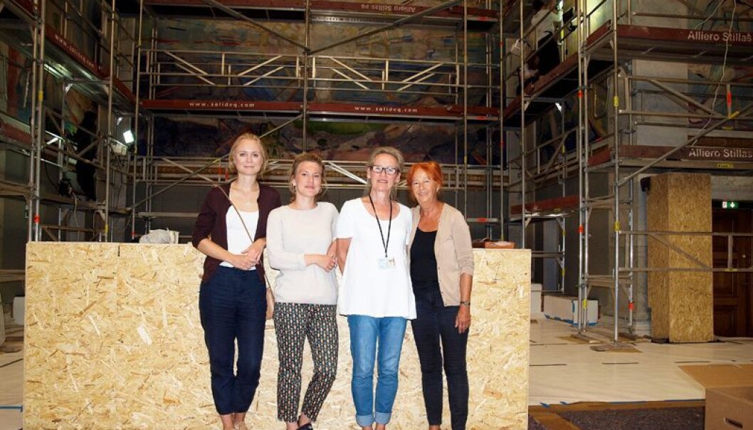 Stipendiat Lena Porsmo Stoveland, konservator og gruppeleiar Ingeborg Christine Løvdal, professor i konservering,Tine Frøysaker og UiOs kunstforvaltar Ulla Uberg deltar i arbeidet med å vurdera tilstanden til Munch-måleria i Universitetets aula. (Foto: Martin Toft) Stipendiat Lena Porsmo Stoveland, konservator og gruppeleiar Ingeborg Christine Løvdal, professor i konservering,Tine Frøysaker og UiOs kunstforvaltar Ulla Uberg deltar i arbeidet med å vurdera tilstanden til Munch-måleria i Universitetets aula. (Foto: Martin Toft)