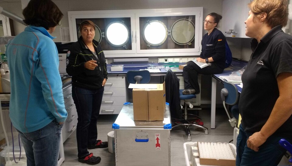 I kjemilaboratoriet følger toktleder Randi Ingvaldsen (t.v.) med når Melissa Chierici, Elisabeth Jones og Agneta Fransson installerer høyteknologiske instrumenter som måler karbonkjemien i havet. (Foto: Bodil Bluhm, UiT)