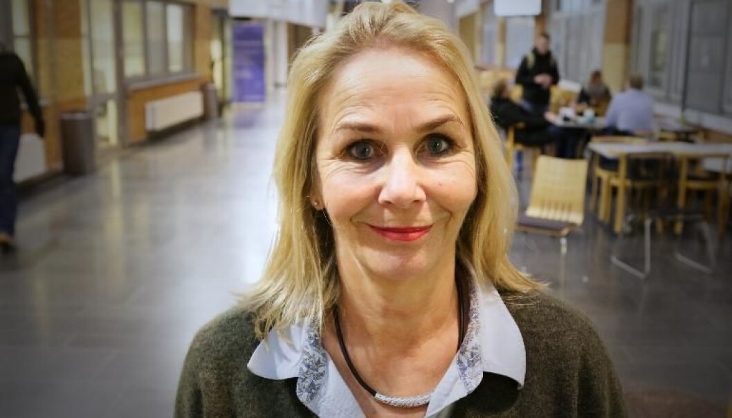 Leon Jarners forskningspris blir hvert år utdelt på Demensdagene. Prismottakeren året 2017 var Aud Johannessen, som fikk prisen overrakt av Helse- og omsorgsminister Bent Høie. (Foto: Stian Kristoffer Sande) Leon Jarners forskningspris blir hvert år utdelt på Demensdagene. Prismottakeren året 2017 var Aud Johannessen, som fikk prisen overrakt av Helse- og omsorgsminister Bent Høie. (Foto: Stian Kristoffer Sande)