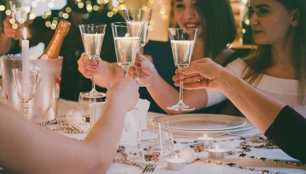 Det er ulogisk å tenke seg at det vil ha dramatiske konsekvenser om du drikker et glass sammen med ungdommen en ytterst sjelden gang, sier rusforsker Hilde Pape. Det er først når dette skjer ofte, og kanskje av grunner som viser uheldige trekk ved foreldrene og rollen deres, at det kan knyttes til mye alkoholdrikking blant ungdom, ifølge en ny studie hun og en kollega har gjort. (Foto: Yulia Grigoryeva / Shutterstock / NTB scanpix) Det er ulogisk å tenke seg at det vil ha dramatiske konsekvenser om du drikker et glass sammen med ungdommen en ytterst sjelden gang, sier rusforsker Hilde Pape. Det er først når dette skjer ofte, og kanskje av grunner som viser uheldige trekk ved foreldrene og rollen deres, at det kan knyttes til mye alkoholdrikking blant ungdom, ifølge en ny studie hun og en kollega har gjort. (Foto: Yulia Grigoryeva / Shutterstock / NTB scanpix)