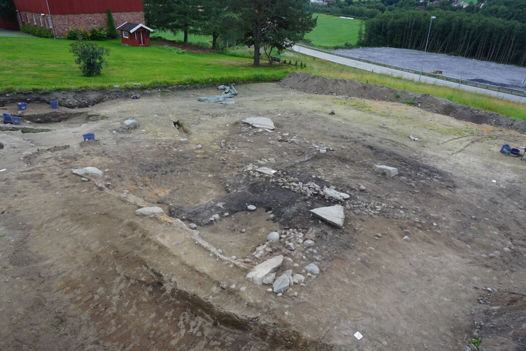 Vikingtidens bosetning ligger ofte på tunene til dagens gårder. Bildet viser hustufta på gården Foss Lian. (Foto: Kristoffer R. Rantala, NTNU Vitenskapsmuseet) Vikingtidens bosetning ligger ofte på tunene til dagens gårder. Bildet viser hustufta på gården Foss Lian. (Foto: Kristoffer R. Rantala, NTNU Vitenskapsmuseet)