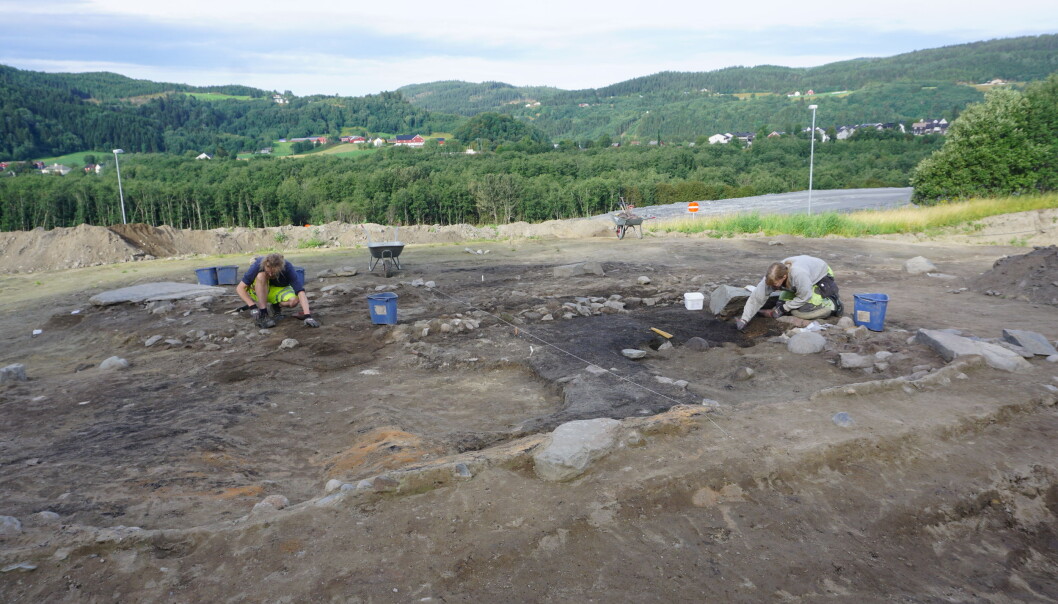 Arkeologer i arbeid på hustufta i Melhus. Kjell A. Brevik(t.v.) og Kari Berg Dyrendal. (Foto: Kristoffer R. Rantala, NTNU Vitenskapsmuseet) Arkeologer i arbeid på hustufta i Melhus. Kjell A. Brevik(t.v.) og Kari Berg Dyrendal. (Foto: Kristoffer R. Rantala, NTNU Vitenskapsmuseet)