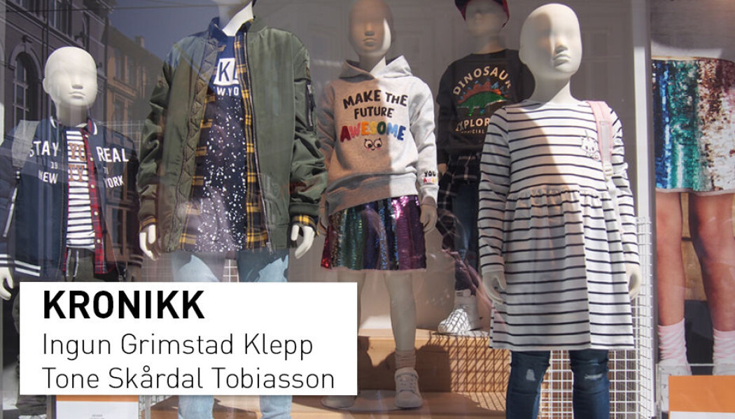 – Hvem tror at ferdig slitte jeans med ferdig klippede hull varer lengre enn sterke, gode, hele klær? Hva er vitsen med å kjøpe nytt når det nye allerede er gammelt ut? spør artikkelforfatterne. (Foto: Tone Skårdal Tobiasson) – Hvem tror at ferdig slitte jeans med ferdig klippede hull varer lengre enn sterke, gode, hele klær? Hva er vitsen med å kjøpe nytt når det nye allerede er gammelt ut? spør artikkelforfatterne. (Foto: Tone Skårdal Tobiasson)