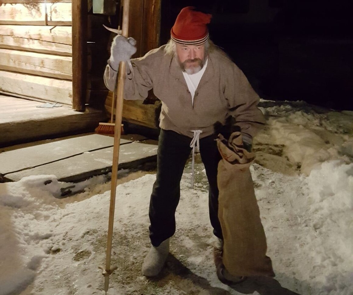 Labbeleste lusket rundt husene hos folk i Gudbrandsdalen på lille julaften. Han ligner på mange andre skikkelser folk før kunne få på besøk av rundt juletider i Norge før. (Foto: Ole Jonny Bekkemellem) Labbeleste lusket rundt husene hos folk i Gudbrandsdalen på lille julaften. Han ligner på mange andre skikkelser folk før kunne få på besøk av rundt juletider i Norge før. (Foto: Ole Jonny Bekkemellem)