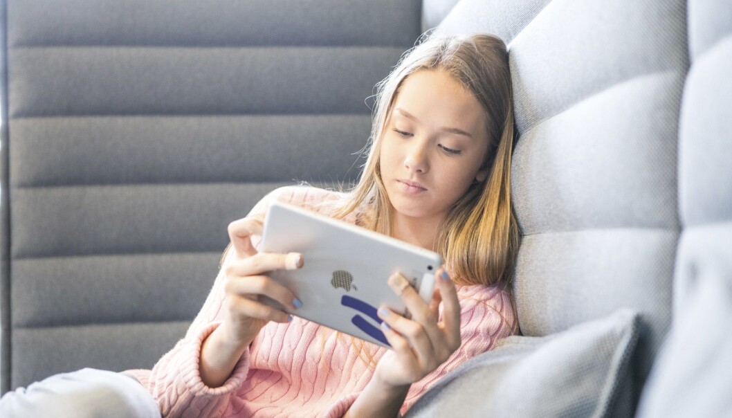 Over halvparten av jentene i ungdomsskolen sitter foran en skjerm mer enn tre timer daglig utenom skoletiden. (Illustrasjonsfoto: Thomas Brun / NTB scanpix) Over halvparten av jentene i ungdomsskolen sitter foran en skjerm mer enn tre timer daglig utenom skoletiden. (Illustrasjonsfoto: Thomas Brun / NTB scanpix)