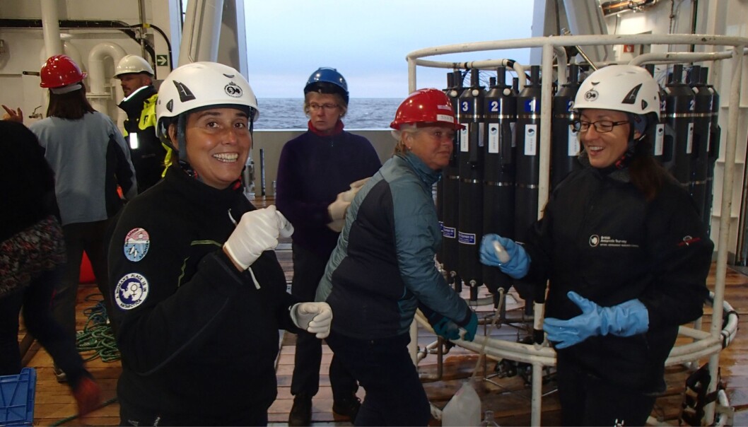 Melissa Chierici (t.v.) og Elizabeth Jones (t.h.) med hver sin vannprøve. (Foto: Agneta Fransson / Norsk Polarinstitutt) Melissa Chierici (t.v.) og Elizabeth Jones (t.h.) med hver sin vannprøve. (Foto: Agneta Fransson / Norsk Polarinstitutt)