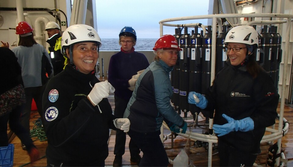 Melissa Chierici (t.v.) og Elizabeth Jones (t.h.) med hver sin vannprøve. (Foto: Agneta Fransson / Norsk Polarinstitutt)