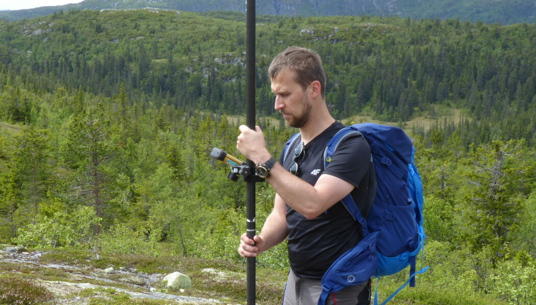 Her foretar forsker Marek Pierzchala innmåling av koordinater for et bakkekontrollpunkt før flyvning med drone og digitalt kamera nær tregrensen i Rollag kommune i 2017. (Foto: NMBU) Her foretar forsker Marek Pierzchala innmåling av koordinater for et bakkekontrollpunkt før flyvning med drone og digitalt kamera nær tregrensen i Rollag kommune i 2017. (Foto: NMBU)