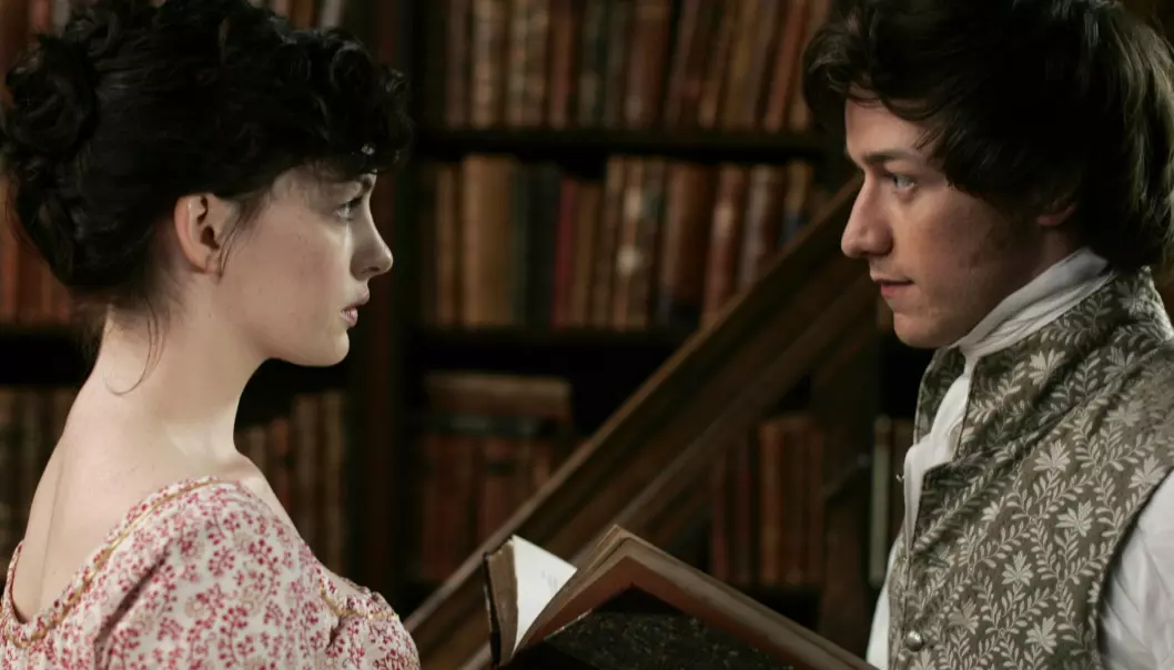 Anne Hathaway og James McAvoy i filmen Den unge Jane Austen fra 2007. Men hvordan hørtes egentlig engelskmenn ut på begynnelsen av 1800-tallet? (Foto: SF Norge)