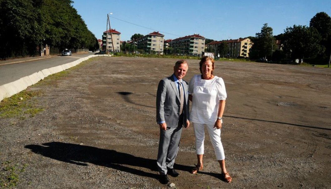 Oslo kommune vil at Monrads gate til venstre, skal bli miljøgate og at UiO og Statsbygg betaler for oppgraderinga. På biletet står tidlegare UiO-rektor Ole Petter Ottersen og dagens Oslo-ordførar Marianne Borgen (SV), og peikar på kor viktig det er at også Veksthuset kjem på plass i samband med Tøyenløftet. (Arkivfoto: Ola Sæther) Oslo kommune vil at Monrads gate til venstre, skal bli miljøgate og at UiO og Statsbygg betaler for oppgraderinga. På biletet står tidlegare UiO-rektor Ole Petter Ottersen og dagens Oslo-ordførar Marianne Borgen (SV), og peikar på kor viktig det er at også Veksthuset kjem på plass i samband med Tøyenløftet. (Arkivfoto: Ola Sæther)