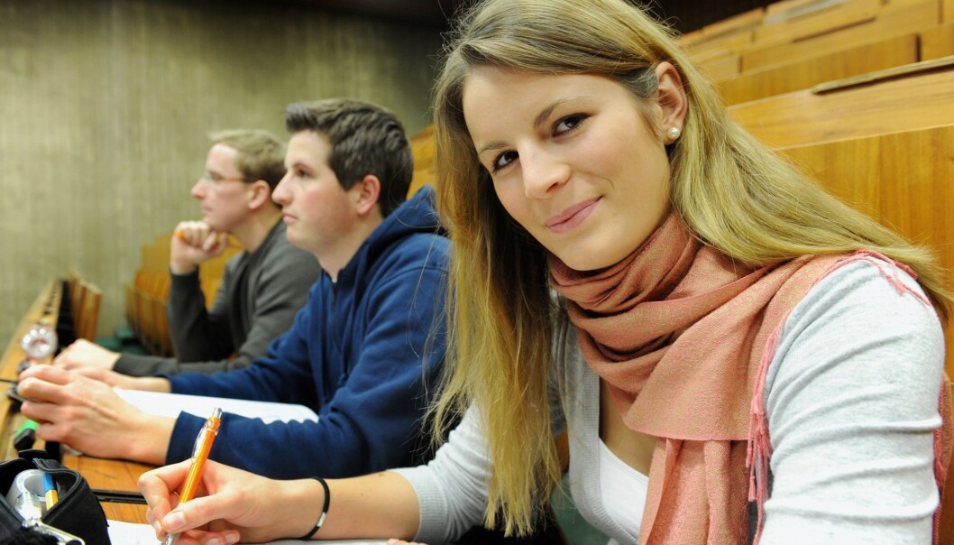 Bli med på fadderuken og si hei til naboen på forelesningssalen, oppfordrer Norsk Studentorganisasjon, som mener det er alvorlig at så mange studenter føler seg ensomme. (Illustrasjonsfoto: Frank May / NTB scanpix) Bli med på fadderuken og si hei til naboen på forelesningssalen, oppfordrer Norsk Studentorganisasjon, som mener det er alvorlig at så mange studenter føler seg ensomme. (Illustrasjonsfoto: Frank May / NTB scanpix)