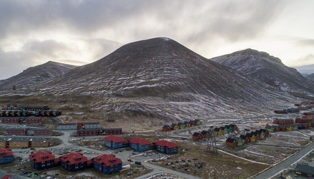 Fjellet Sukkertoppen troner bak bebyggelsen i Longyearbyen på Svalbard. (Foto: Tore Meek, NTB scanpix) Fjellet Sukkertoppen troner bak bebyggelsen i Longyearbyen på Svalbard. (Foto: Tore Meek, NTB scanpix)