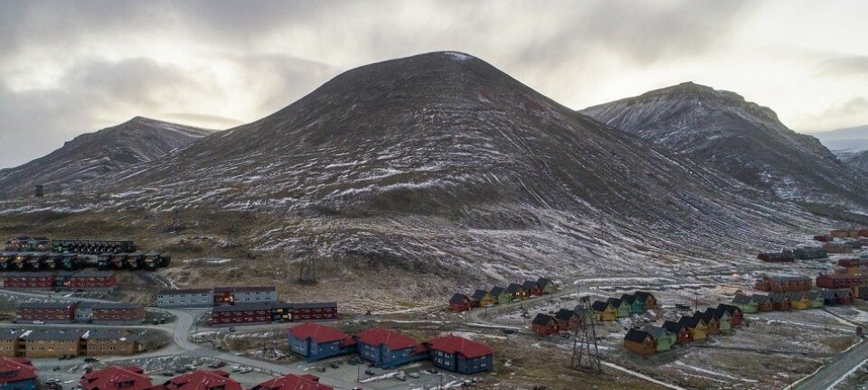 Fjellet Sukkertoppen troner bak bebyggelsen i Longyearbyen på Svalbard. (Foto: Tore Meek, NTB scanpix)