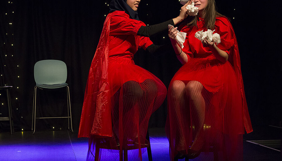 For Masah Qadi ble forestillingen det aller første møtet med teaterscenen, manusskriving og ikke minst, sin medskuespiller og nye venn, Hanna Berg. (Foto: Stig Brøndbo)