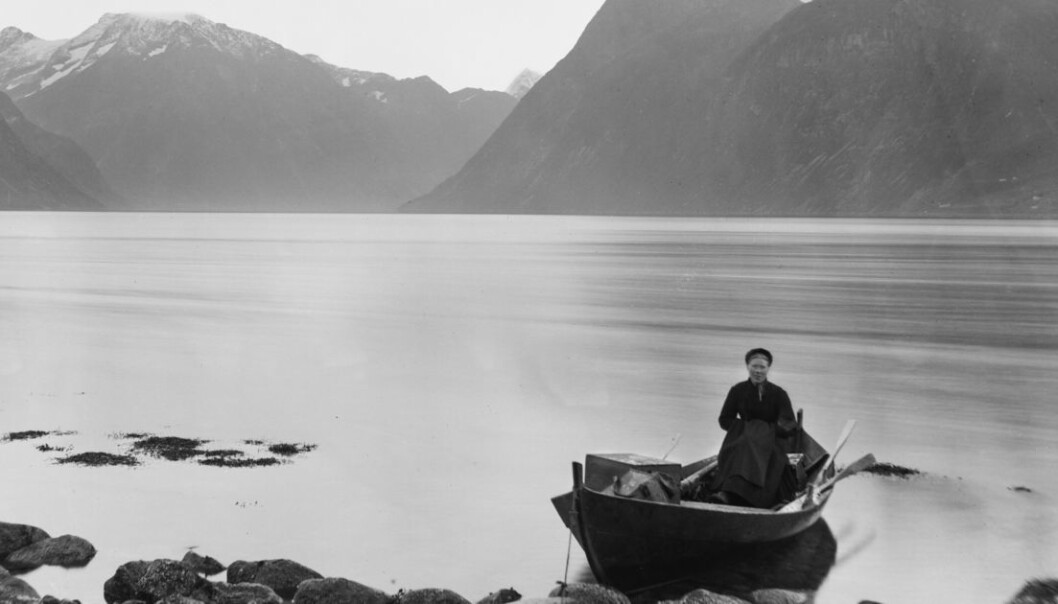 Pernille Maria Trulsdotter Sæbønes var ei av jordmødrene som bidrog til at stadig fleire spedbarn og fødande overlevde. Ho var jordmor i Hjørundfjord distrikt på Sunnmøre i 39 år. Biletet er tatt ein gong mellom 1885 og 1895. (Foto: Knud Knudsen, Universitetsbiblioteket i Bergen) Pernille Maria Trulsdotter Sæbønes var ei av jordmødrene som bidrog til at stadig fleire spedbarn og fødande overlevde. Ho var jordmor i Hjørundfjord distrikt på Sunnmøre i 39 år. Biletet er tatt ein gong mellom 1885 og 1895. (Foto: Knud Knudsen, Universitetsbiblioteket i Bergen)