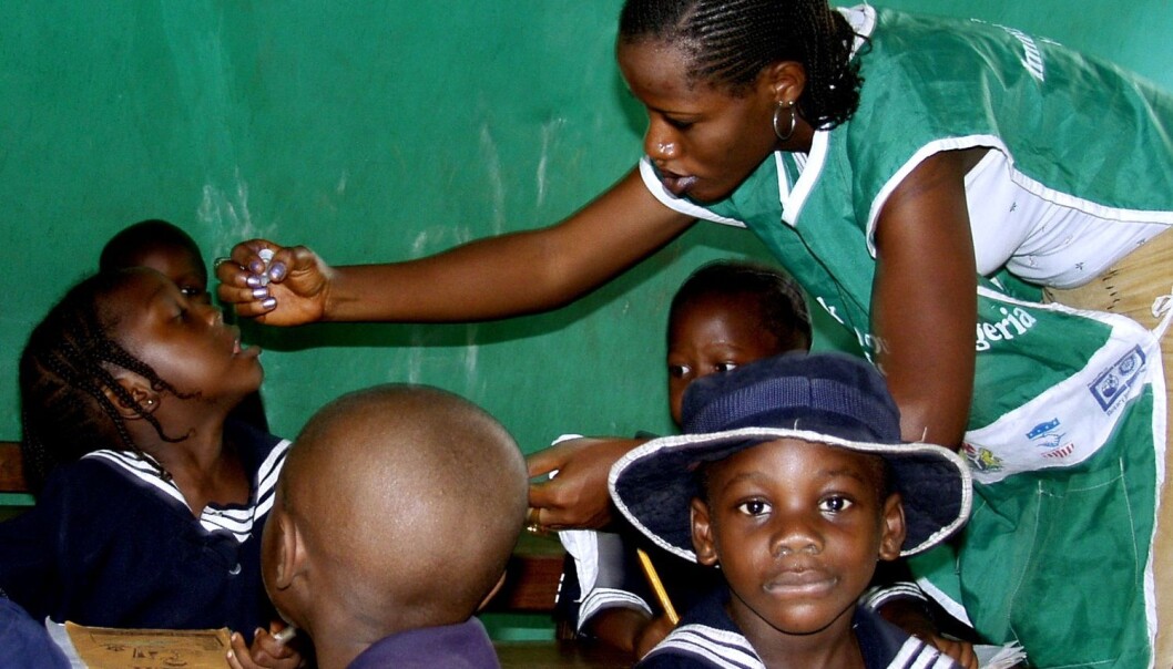 En helsearbeider gir poliovaksine til skolebarn i Nigeria i 2005. Den gangen var det en delstat som ikke ville være med på vaksinasjonsprogrammet fordi guvernøren feilaktig trodde at vaksinen kunne føre til ufruktbarhet. Fortsatt er en del innbyggere i landet skeptiske til vaksiner. (Foto: George Esiri/Reuters) En helsearbeider gir poliovaksine til skolebarn i Nigeria i 2005. Den gangen var det en delstat som ikke ville være med på vaksinasjonsprogrammet fordi guvernøren feilaktig trodde at vaksinen kunne føre til ufruktbarhet. Fortsatt er en del innbyggere i landet skeptiske til vaksiner. (Foto: George Esiri/Reuters)