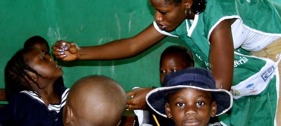 En helsearbeider gir poliovaksine til skolebarn i Nigeria i 2005. Den gangen var det en delstat som ikke ville være med på vaksinasjonsprogrammet fordi guvernøren feilaktig trodde at vaksinen kunne føre til ufruktbarhet. Fortsatt er en del innbyggere i landet skeptiske til vaksiner. (Foto: George Esiri/Reuters)