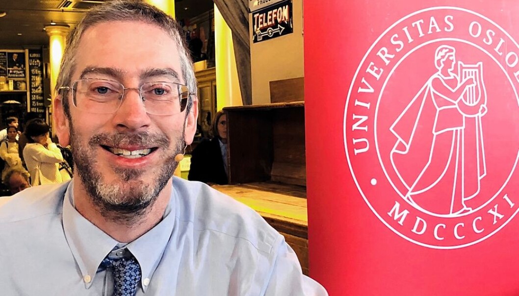 Vi betaler milliarder av kroner for høyere utdanning som brukes til lite annet enn å signalisere individets status i samfunnet, mener professor Bryan Caplan. (Foto: Bård Amundsen/forskning.no) Vi betaler milliarder av kroner for høyere utdanning som brukes til lite annet enn å signalisere individets status i samfunnet, mener professor Bryan Caplan. (Foto: Bård Amundsen/forskning.no)