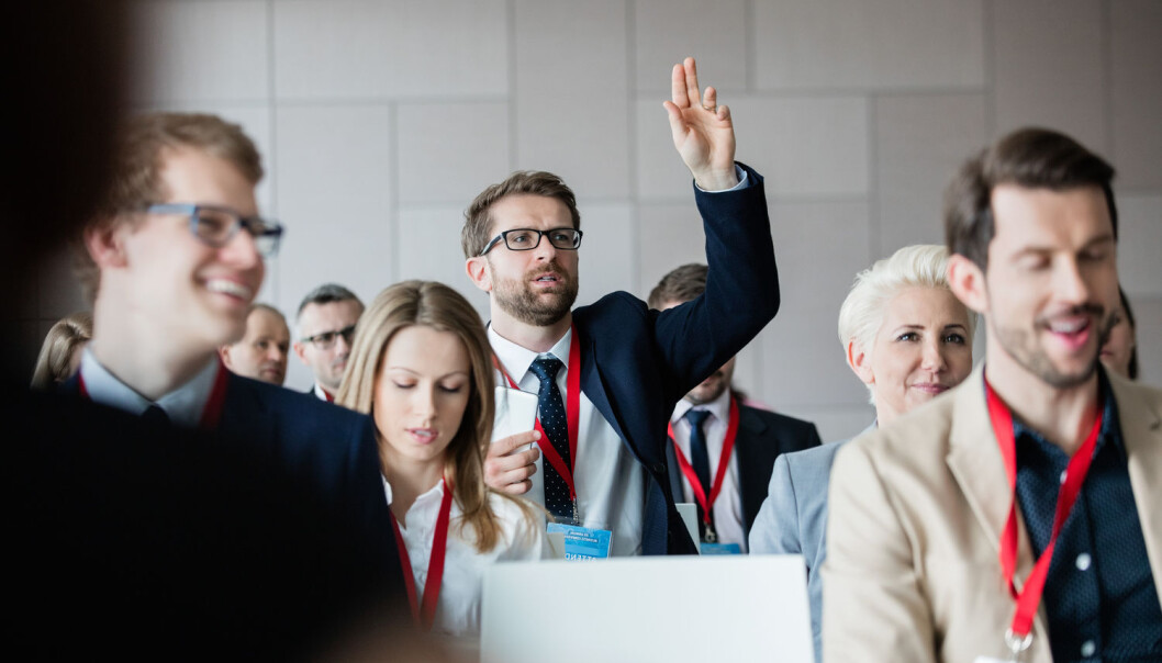 Tre nye studier viser det samme: menn stiller spørsmål etter akademiske foredrag oftere enn kvinner. (Illustrasjonsfoto: Shutterstock / NTB scanpix) Tre nye studier viser det samme: menn stiller spørsmål etter akademiske foredrag oftere enn kvinner. (Illustrasjonsfoto: Shutterstock / NTB scanpix)
