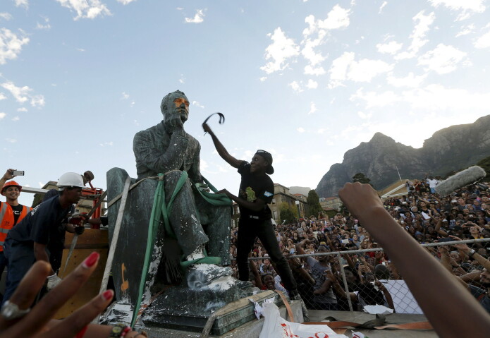I 2015 ble statuen av imperialisten og gruvedriftsmagnaten Cecil John Rhodes fjernet fra University of Cape Town i Sør-Afrika. (Foto: Mike Hutchings / Reuters / NTB Scanpix) I 2015 ble statuen av imperialisten og gruvedriftsmagnaten Cecil John Rhodes fjernet fra University of Cape Town i Sør-Afrika. (Foto: Mike Hutchings / Reuters / NTB Scanpix)