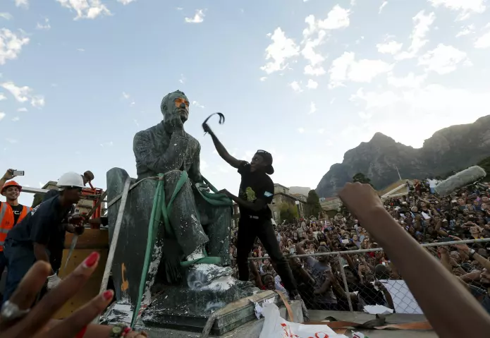 I 2015 ble statuen av imperialisten og gruvedriftsmagnaten Cecil John Rhodes fjernet fra University of Cape Town i Sør-Afrika. (Foto: Mike Hutchings / Reuters / NTB Scanpix)