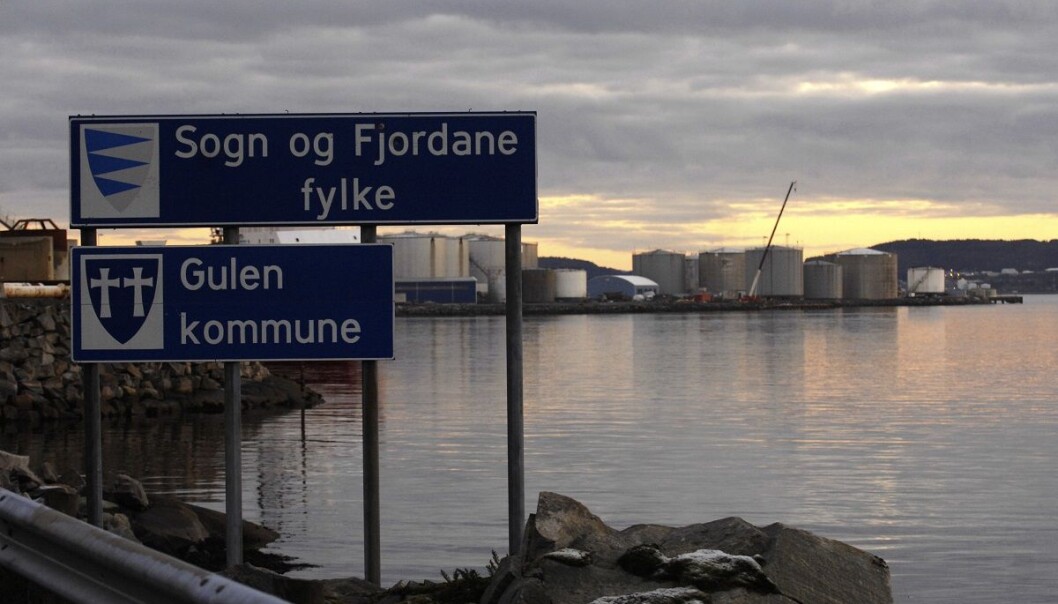 Sogn og Fjordane og Hordaland er blant fylkene som skal slås sammen, og det er en mulighet for at disse navnene ikke skal brukes om nye storfylket i det hele tatt. Navnet på skiltet under, nemlig Gulen, er ikke så langt unna hva Språkrådet har nevnt som alternativ til det omstridte Vestlandet, om Hordaland og Sogn og Fjordane. Språkrådet nevner Gula eller Gulafylke som et mulig navn, fordi det i gammelnorsk tid favnet om området som tilsvarer den nye regionen. (Foto: Marit Hommedal / SCANPIX) Sogn og Fjordane og Hordaland er blant fylkene som skal slås sammen, og det er en mulighet for at disse navnene ikke skal brukes om nye storfylket i det hele tatt. Navnet på skiltet under, nemlig Gulen, er ikke så langt unna hva Språkrådet har nevnt som alternativ til det omstridte Vestlandet, om Hordaland og Sogn og Fjordane. Språkrådet nevner Gula eller Gulafylke som et mulig navn, fordi det i gammelnorsk tid favnet om området som tilsvarer den nye regionen. (Foto: Marit Hommedal / SCANPIX)