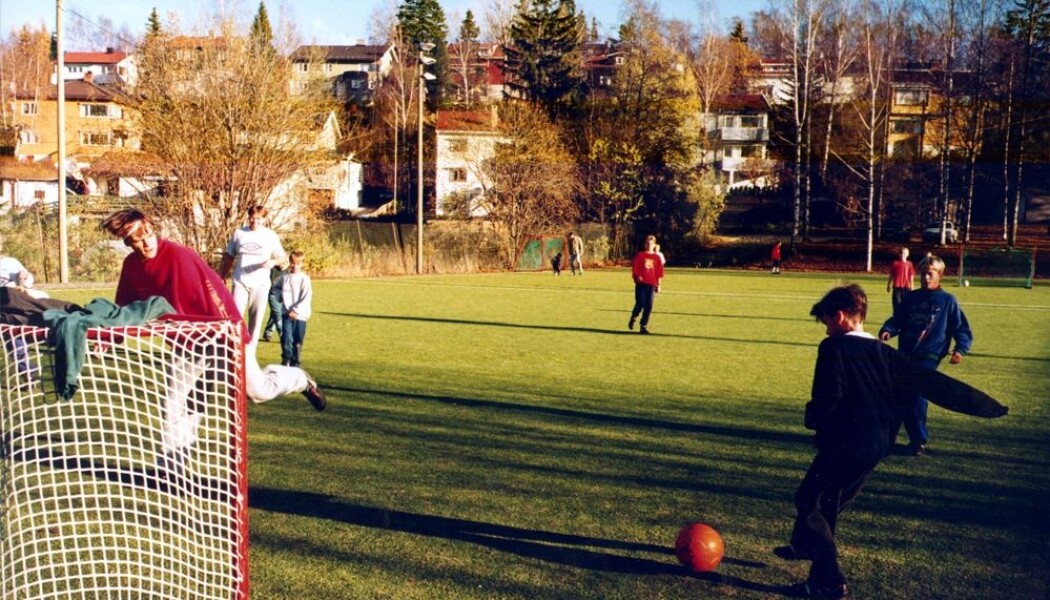 Færre barn i Norge leker ute uten voksne til stede. Nedgangen er størst i Oslo. Her spiller barn og unge løkkefotball i Oslo på 1990-tallet. Dette blir et stadig sjeldnere syn. (Foto: Jan Greve / NTB scanpix) Færre barn i Norge leker ute uten voksne til stede. Nedgangen er størst i Oslo. Her spiller barn og unge løkkefotball i Oslo på 1990-tallet. Dette blir et stadig sjeldnere syn. (Foto: Jan Greve / NTB scanpix)