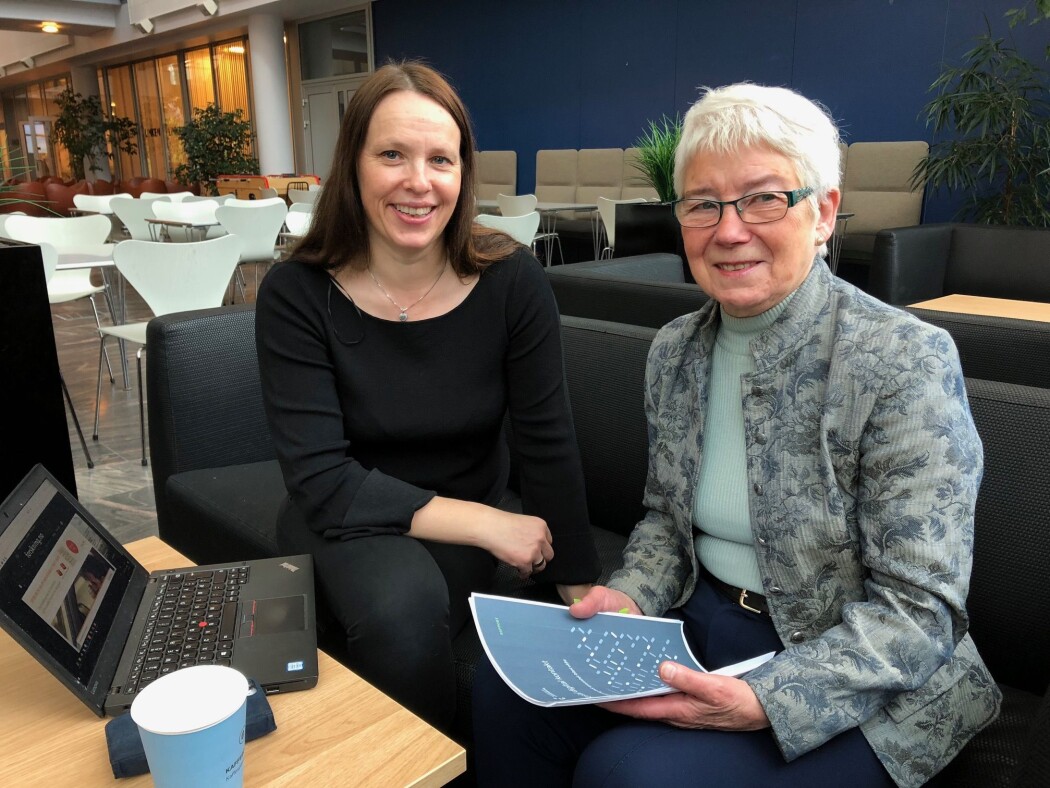 : Forsker Inger Marie Holm og pensjonist Bitten Barman-Jenssen er enige om at eldre kan få stort utbytte av å bli kjent med teknologi, men at de må hjelpes på veien. (Foto: Mali A. Arnstad) : Forsker Inger Marie Holm og pensjonist Bitten Barman-Jenssen er enige om at eldre kan få stort utbytte av å bli kjent med teknologi, men at de må hjelpes på veien. (Foto: Mali A. Arnstad)