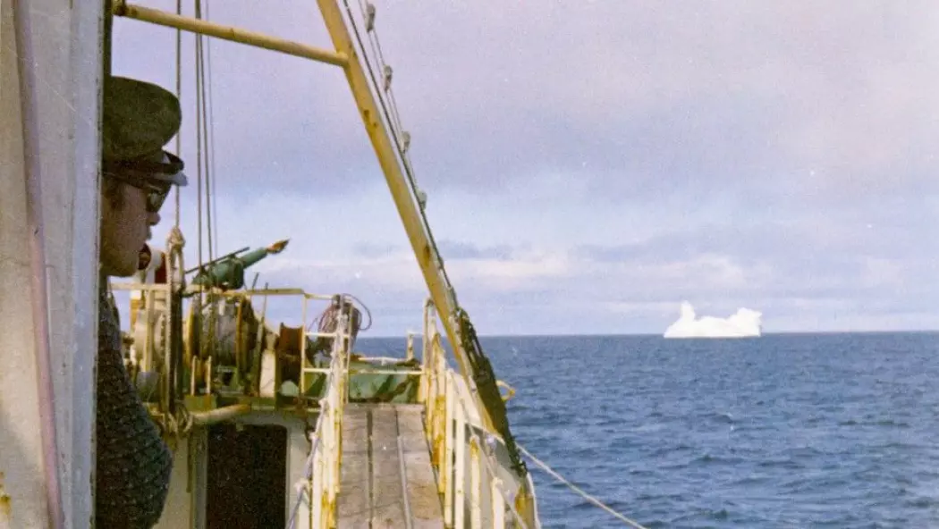 Åsmund Bjordal fant notatet fra 1971, hvor forskere hadde oppdaget en hval med plast i magen. Bjordal hadde selv sommerjobb som hvalfanger utenfor kysten av Labrador i 1970. Dette bildet viser skytteren i rorhuset når «M/S Landkjenning» er ved Grønland. (Foto: Åsmund Bjordal)