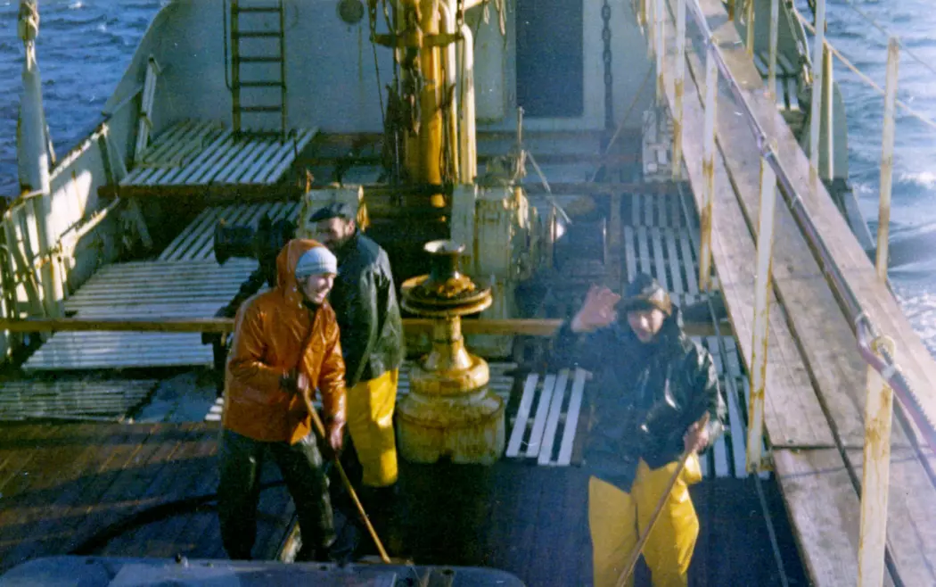 Dekksvask om bord på «M/S Landkjenning». Åsmund Bjordal, som i dag jobber som fagdirektør ved HI, er helt til venstre. (Foto: Åsmund Bjordal)
