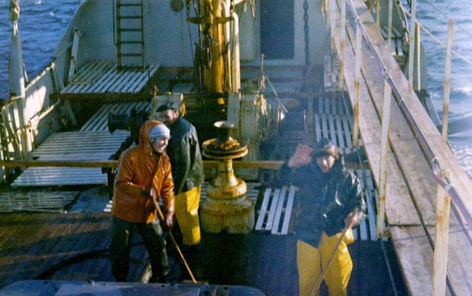 Dekksvask om bord på «M/S Landkjenning». Åsmund Bjordal, som i dag jobber som fagdirektør ved HI, er helt til venstre. (Foto: Åsmund Bjordal)