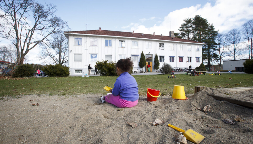 Mange barn blir boende lenge på asylmottak. Da lever de også lenge i fattigdom. Bildet er tatt i en annen sammenheng. (Foto: Heiko Junge/NTB scanpix) Mange barn blir boende lenge på asylmottak. Da lever de også lenge i fattigdom. Bildet er tatt i en annen sammenheng. (Foto: Heiko Junge/NTB scanpix)