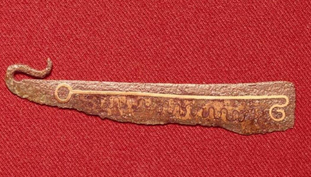 Her er en av de to knivene som viser seg å være utsmykket med kobber. Oppdagelsen løser et langvarig mysterium for arkeologene. (Foto: Nationalmuseets samlinger)