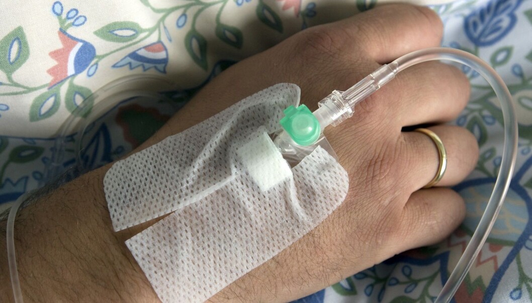 På landsbasis tar hjerte- og karsykdommer og kreft og andre svulster omtrent like mange liv per år, rundt 11 000. Dette tilsvarer i underkant av 28 prosent av dødsfallene for hver av disse to sykdomsgruppene, til sammen cirka 56 prosent. (Illustrasjonsfoto: Gorm Kallestad, NTB Scanpix) På landsbasis tar hjerte- og karsykdommer og kreft og andre svulster omtrent like mange liv per år, rundt 11 000. Dette tilsvarer i underkant av 28 prosent av dødsfallene for hver av disse to sykdomsgruppene, til sammen cirka 56 prosent. (Illustrasjonsfoto: Gorm Kallestad, NTB Scanpix)