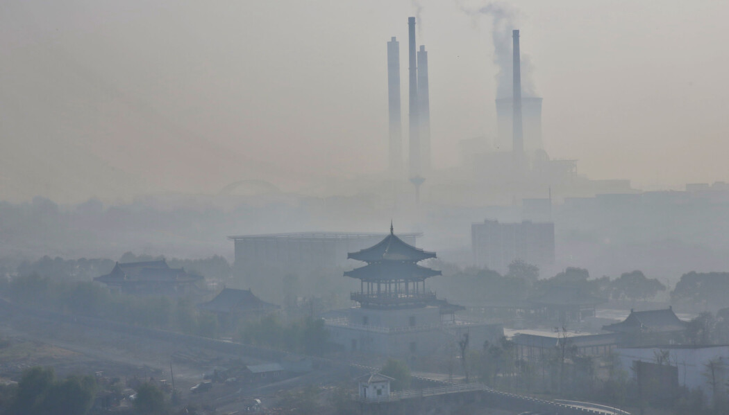 Den kinesiske byen Jiujiang innhyllet i smog. Nå peker forskning mot at forurensningen svekker evnen til å tenke. (Foto: humphery / Shutterstock / NTB scanpix) Den kinesiske byen Jiujiang innhyllet i smog. Nå peker forskning mot at forurensningen svekker evnen til å tenke. (Foto: humphery / Shutterstock / NTB scanpix)