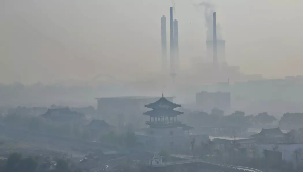 Den kinesiske byen Jiujiang innhyllet i smog. Nå peker forskning mot at forurensningen svekker evnen til å tenke. (Foto: humphery / Shutterstock / NTB scanpix)