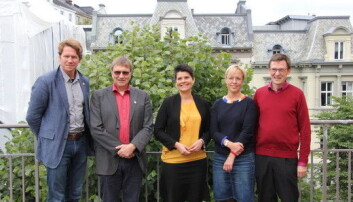 Ein stor dag, var desse samde om: HF-dekan Jørgen Sejersted, instituttleiar og styringsgruppeleiar Johan Myking, houvdredaktør Margunn Rauset, Språkrådet-direktør Åse wetås og prosjektleiar Rune Kyrkjebø. (Foto: Hilde Kristin Strand) Ein stor dag, var desse samde om: HF-dekan Jørgen Sejersted, instituttleiar og styringsgruppeleiar Johan Myking, houvdredaktør Margunn Rauset, Språkrådet-direktør Åse wetås og prosjektleiar Rune Kyrkjebø. (Foto: Hilde Kristin Strand)