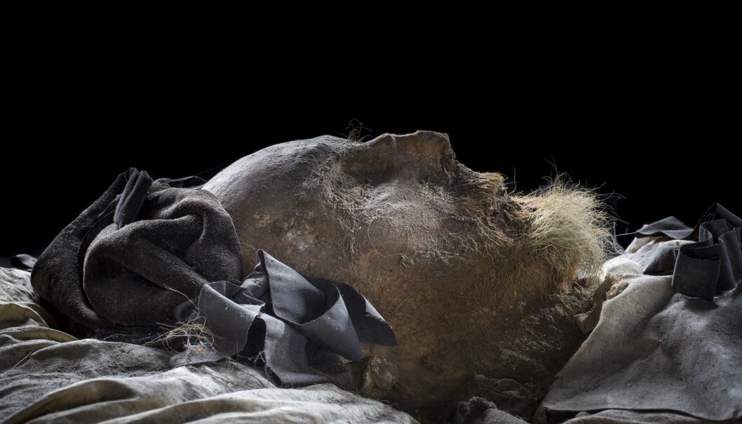 Biskopens kropp fra 1679 er svært velbevart. – Det var et spennende øyeblikk da vi åpnet kisten. Han så jo nesten ut som han sov, forteller museumsdirektør Per Karsten. Biskopen hadde fortsatt hår og skjegg intakt, han var kledd i vakre silkeklær, og lå på en madrass av ulike planter og urter. (Foto: Historiska museet i Lund) Biskopens kropp fra 1679 er svært velbevart. – Det var et spennende øyeblikk da vi åpnet kisten. Han så jo nesten ut som han sov, forteller museumsdirektør Per Karsten. Biskopen hadde fortsatt hår og skjegg intakt, han var kledd i vakre silkeklær, og lå på en madrass av ulike planter og urter. (Foto: Historiska museet i Lund)