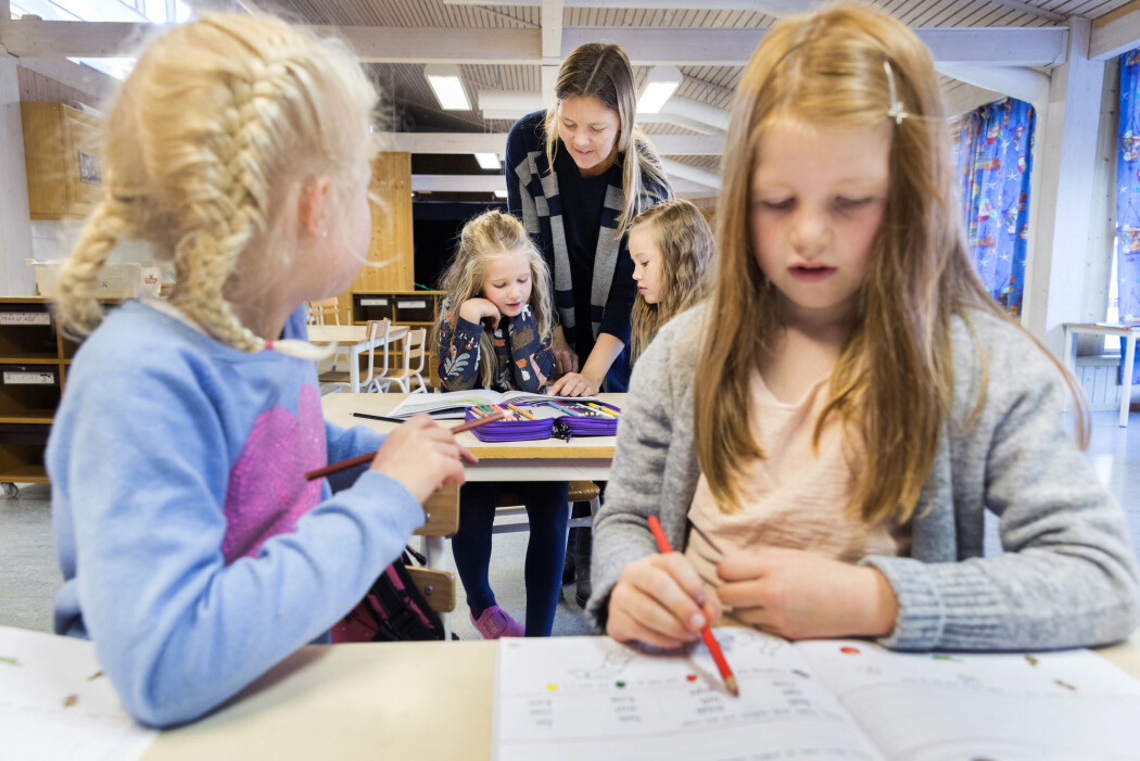 – Hva slags liv ønsker vi at våre barn og ungdommer skal ha? Finnes det ikke andre måter å tilbringe barndommen og ungdomstiden på enn å arbeide med voksenpålagte skolefag? spør forsker. (Illustrasjonsfoto: Gorm Kallestad / NTB Scanpix) – Hva slags liv ønsker vi at våre barn og ungdommer skal ha? Finnes det ikke andre måter å tilbringe barndommen og ungdomstiden på enn å arbeide med voksenpålagte skolefag? spør forsker. (Illustrasjonsfoto: Gorm Kallestad / NTB Scanpix)